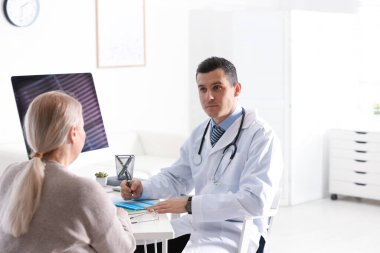 Klinikteki danışman doktor hasta.