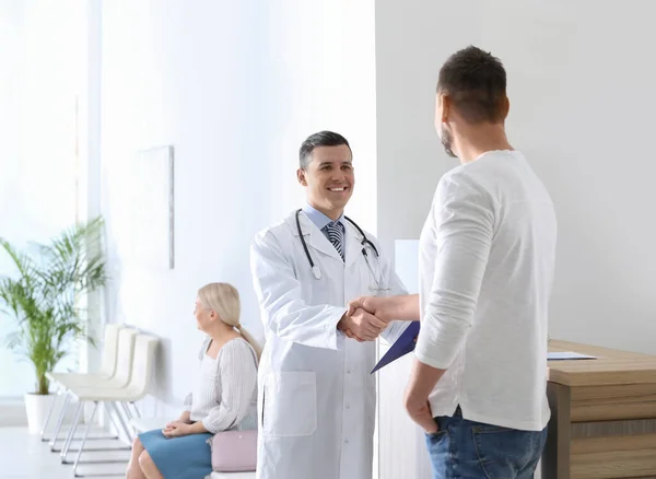 病院のホールで医者と患者の握手 — ストック写真