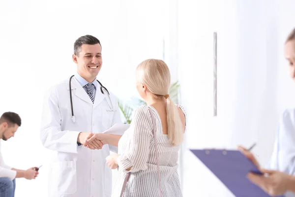 病院のホールで医者と患者の握手 — ストック写真