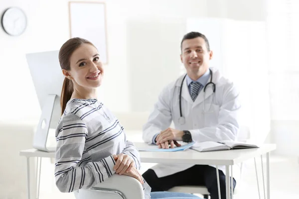 Médico Consulta Paciente Escritorio Clínica — Foto de Stock