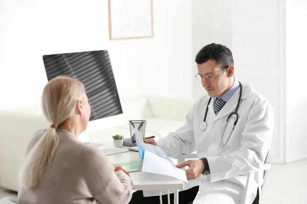 Médico Consulta Paciente Mesa Clínica — Fotografia de Stock