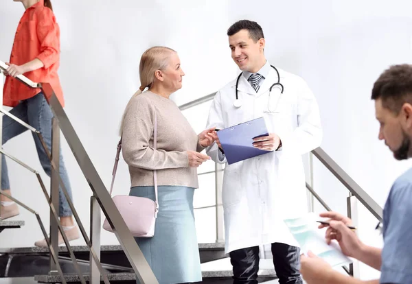 Arts Patiënt Bespreken Diagnose Trappen Het Ziekenhuis — Stockfoto