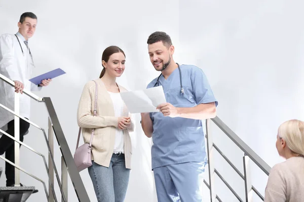 Arts Patiënt Bespreken Diagnose Trappen Het Ziekenhuis — Stockfoto