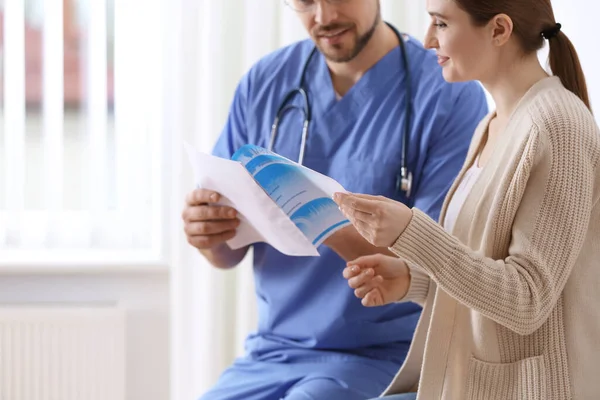 Doctor Mostrando Historia Clínica Paciente Clínica Primer Plano — Foto de Stock