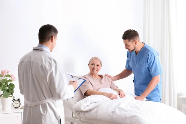 Médico Enfermero Que Visita Paciente Sala Del Hospital — Foto de Stock