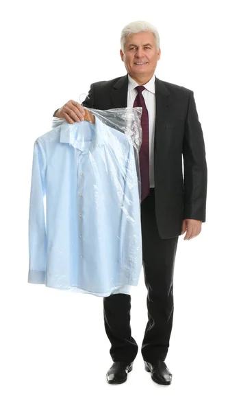 Senior Man Met Hanger Met Shirt Plastic Zak Witte Achtergrond — Stockfoto