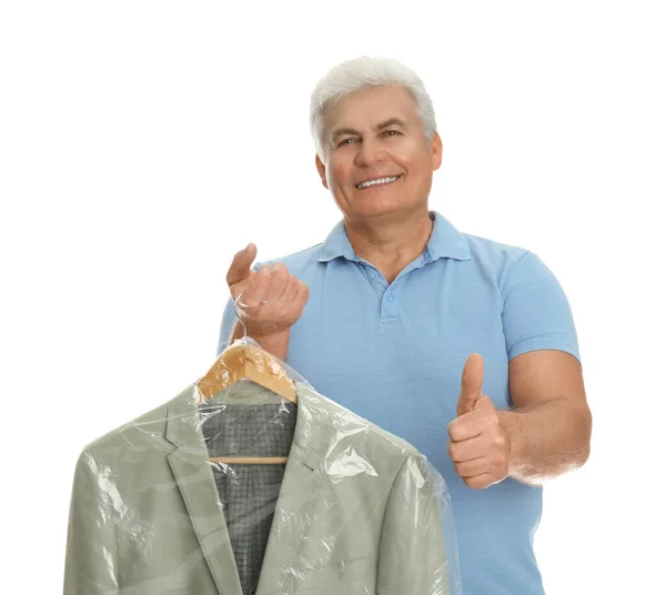 Homem Sênior Segurando Cabide Com Jaqueta Saco Plástico Fundo Branco — Fotografia de Stock