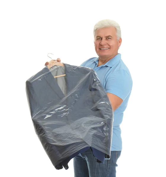 Senior Man Met Hanger Met Jas Plastic Zak Witte Achtergrond — Stockfoto