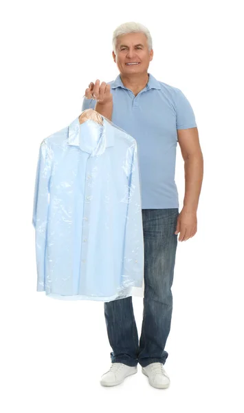 Старший Держит Вешалку Рубашкой Пластиковом Пакете Белом Фоне Услуги Химчистки — стоковое фото