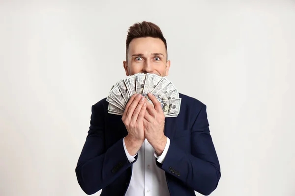 Hombre Feliz Con Dinero Efectivo Sobre Fondo Gris Claro — Foto de Stock