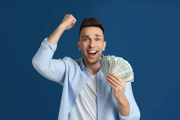 Homem Emocional Com Dinheiro Dinheiro Fundo Azul — Fotografia de Stock