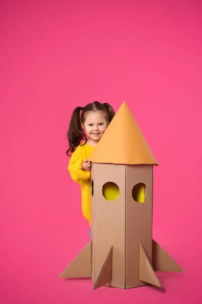 Criança Brincando Com Foguete Feito Caixa Papelão Fundo Rosa — Fotografia de Stock
