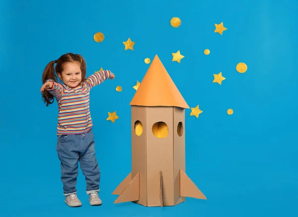 Küçük Çocuk Mavi Arka Planda Yıldızların Yanında Karton Kutudan Yapılmış — Stok fotoğraf