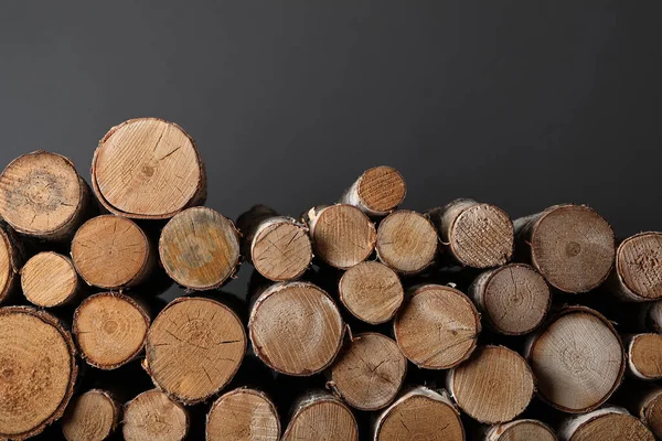 灰色の背景に薪をカット 冬の暖房 — ストック写真