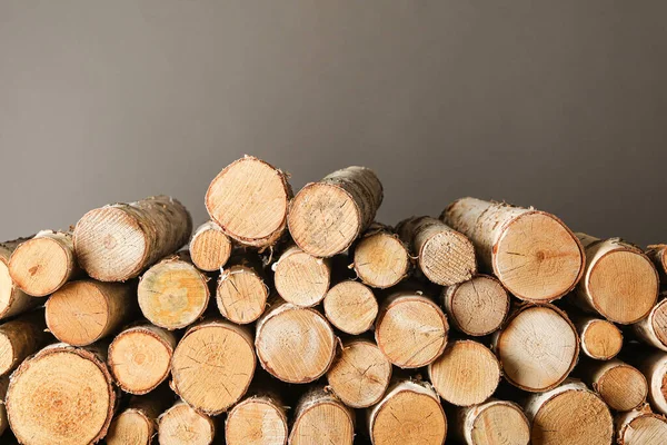 灰色の背景に薪をカット 冬の暖房 — ストック写真