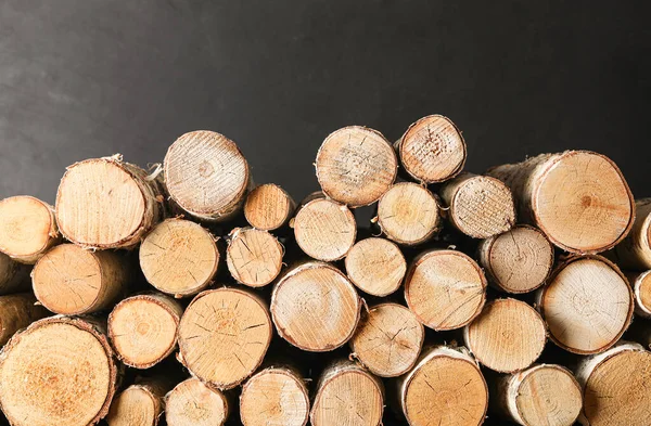 黒い背景に薪を切る 冬の暖房 — ストック写真
