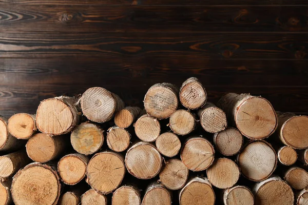 木の背景に薪を切る 冬の暖房 — ストック写真