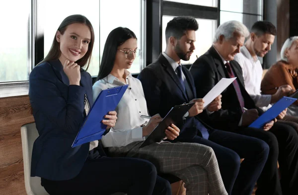 Mujer Joven Con Portapapeles Esperando Entrevista Trabajo Sala Oficinas — Foto de Stock