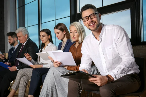 Hombre Con Portapapeles Esperando Entrevista Trabajo Oficina — Foto de Stock