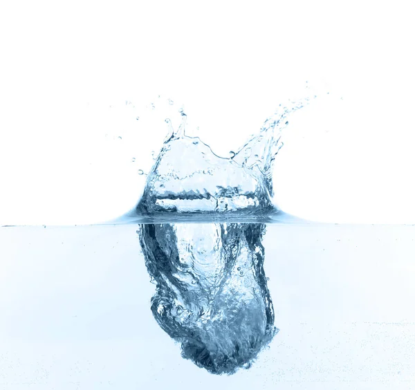 白に隔離された澄んだ水のスプラッシュ クローズアップ — ストック写真