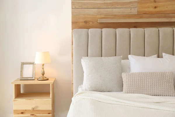 Modern Oda Içinde Yastıkları Olan Rahat Bir Yatak — Stok fotoğraf