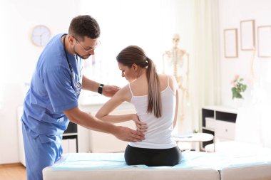 Erkek ortopedist kliniğe geri döndü.