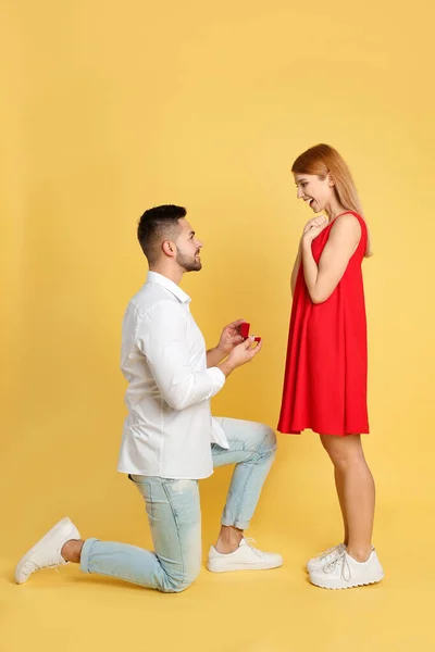 Férfi Eljegyzési Gyűrű Hogy Házassági Ajánlatot Barátnője Sárga Alapon — Stock Fotó
