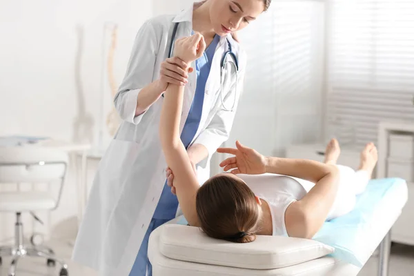 Ortopedista Femenina Examinando Brazo Paciente Clínica — Foto de Stock