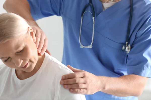 Erkek Ortopedist Boynu Yaralı Hastayı Muayene Ediyor Yakın Plan — Stok fotoğraf