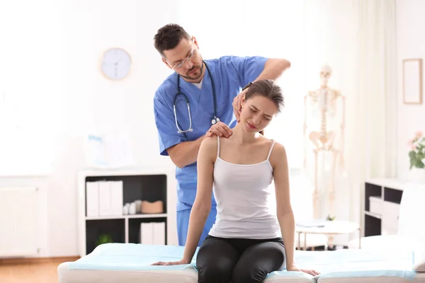 Mannelijke Orthopeed Die Nek Van Patiënt Onderzoekt Kliniek — Stockfoto