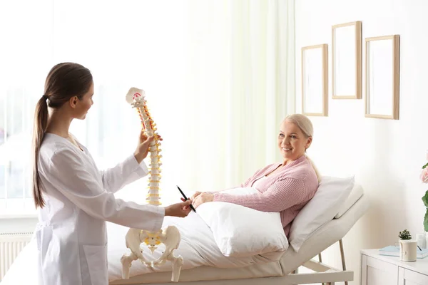 Vrouwelijke Orthopeed Die Structuur Van Wervelkolom Aan Patiënt Kliniek Uitlegt — Stockfoto