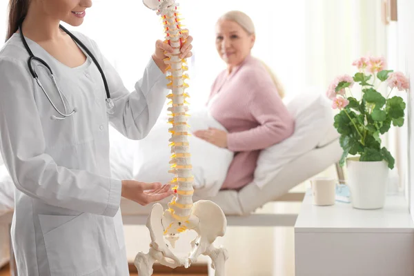 Vrouwelijke Orthopeed Die Structuur Van Wervelkolom Uitlegt Aan Patiënt Kliniek — Stockfoto