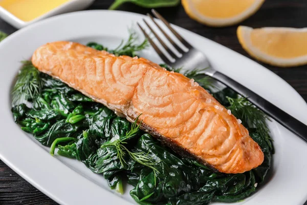 Leckerer Lachs Mit Spinat Auf Teller Nahaufnahme — Stockfoto