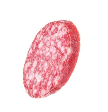 Beyaz üzerine izole edilmiş lezzetli füme sosis dilimi.