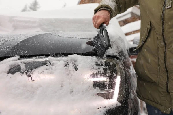 Jovem Limpando Neve Carro Livre Dia Inverno Close — Fotografia de Stock