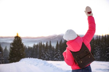 Genç kadın dışarıda, mesaj için yer var. Kış tatili