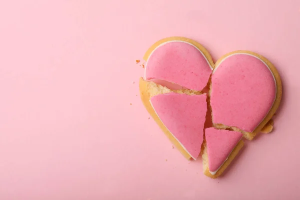 Μπισκότο Σχήμα Ραγισμένης Καρδιάς Ροζ Φόντο Πάνω Όψη Χώρο Για — Φωτογραφία Αρχείου