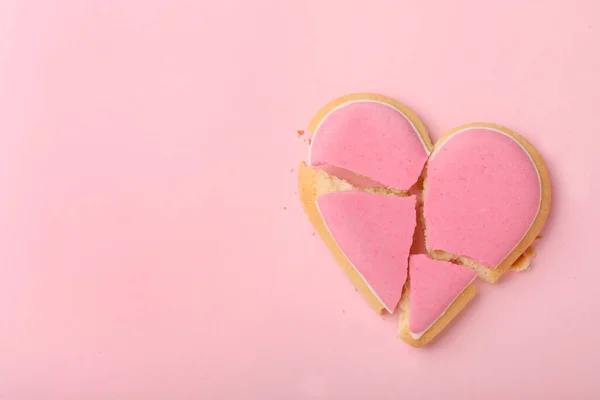 Μπισκότο Σχήμα Ραγισμένης Καρδιάς Ροζ Φόντο Πάνω Όψη Χώρο Για — Φωτογραφία Αρχείου