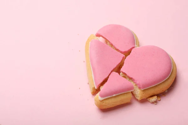 Μπισκότο Σχήμα Ραγισμένης Καρδιάς Ροζ Φόντο Χώρος Για Κείμενο Έννοια — Φωτογραφία Αρχείου