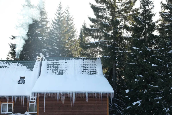 Casa Madera Cubierta Nieve Cerca Del Bosque Vacaciones Invierno —  Fotos de Stock