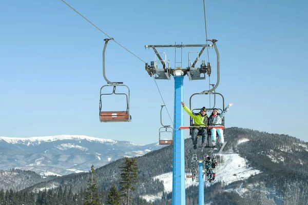 Mensen Die Gebruik Maken Van Stoeltjeslift Het Skigebied Wintervakantie — Stockfoto