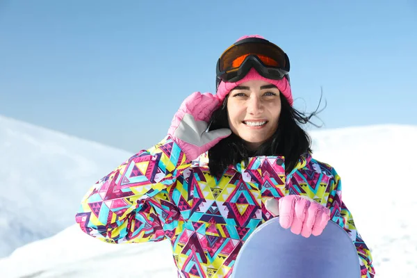 Щаслива Молода Жінка Сноубордом Горах Зимові Канікули — стокове фото