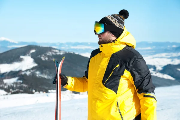 Homem Feliz Com Equipamento Esqui Nas Montanhas Férias Inverno — Fotografia de Stock