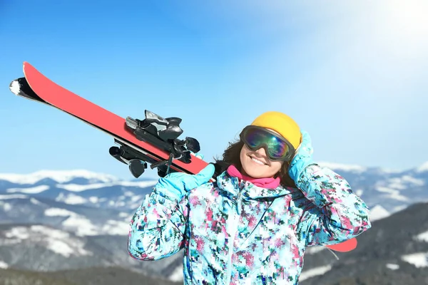 年轻女子带着滑雪器材在山上 — 图库照片