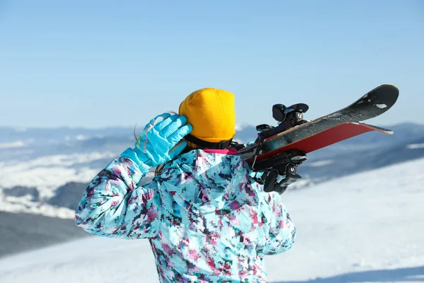 Femme Avec Équipement Ski Montagne Vue Arrière Vacances Hiver — Photo