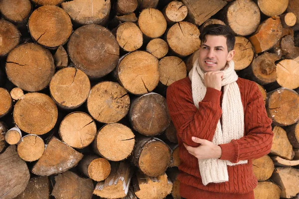 Beau Homme Portant Pull Chaud Une Écharpe Près Pile Bois — Photo