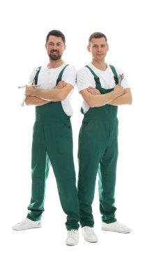 Beyaz arkaplanda profesyonel oto tamircilerinin tam boy portresi