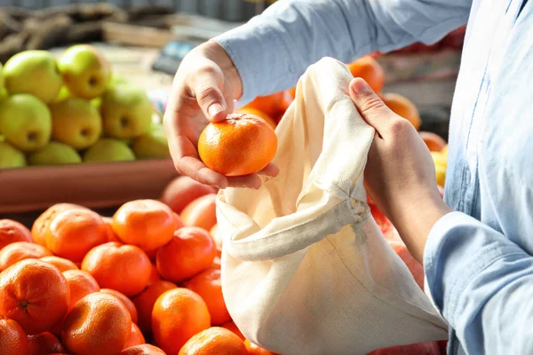 Γυναίκα Βάζοντας Μανταρίνι Βαμβακερή Οικολογική Τσάντα Στη Χονδρική Αγορά Κοντινό — Φωτογραφία Αρχείου