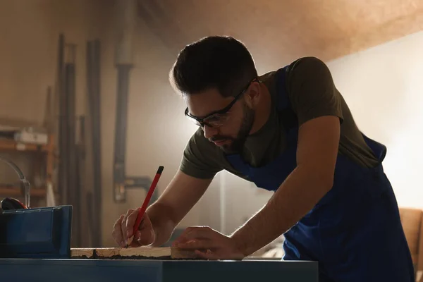 Professional Carpenter Making Mark Wooden Board Workshop — Stock Photo, Image