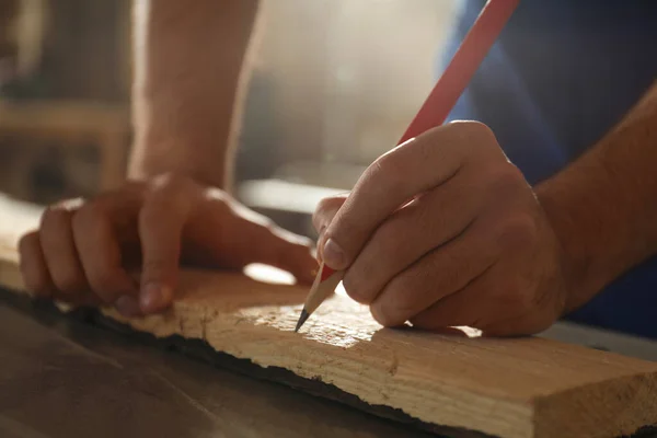 Professional Carpenter Making Mark Wooden Board Workshop Closeup — Stock Photo, Image